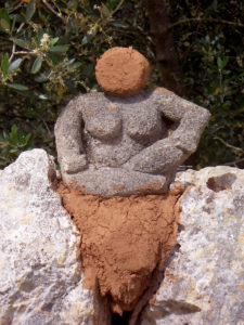 Stein-Göttin auf der Mauer, eine Skulptur von Eva Maria Rapp