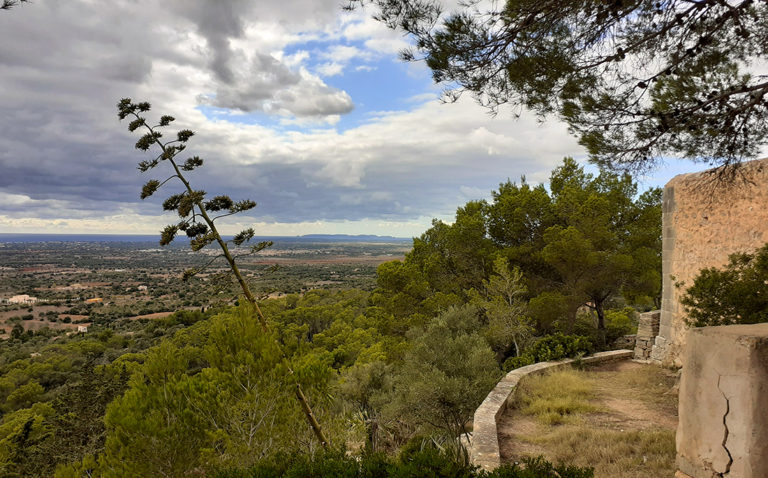 Der Blick vom mallorquinischen Kloster Consolación auf Land und Meer