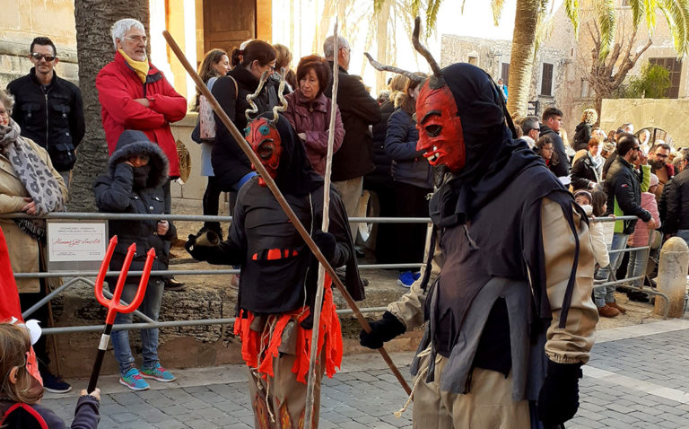 Die „Demonis“ auf der Plaça von Santanyí zum Fest des Hl. Antonius